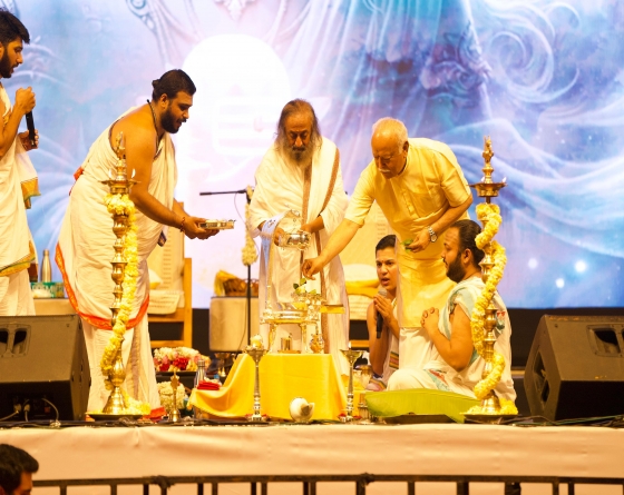 नागपुर में 'सोमनाथ ज्योतिर्लिंग महा रुद्र पूजा' के दौरान आध्यात्मिक गुरु रविशंकर के साथ आरएसएस प्रमुख मोहन भागवत