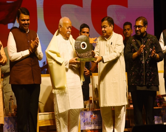 Nagpur: RSS Chief Mohan Bhagwat being felicitated by Union Minister Nitin Gadkari as Maharashtra Chief Minister Devendra Fadnavis 